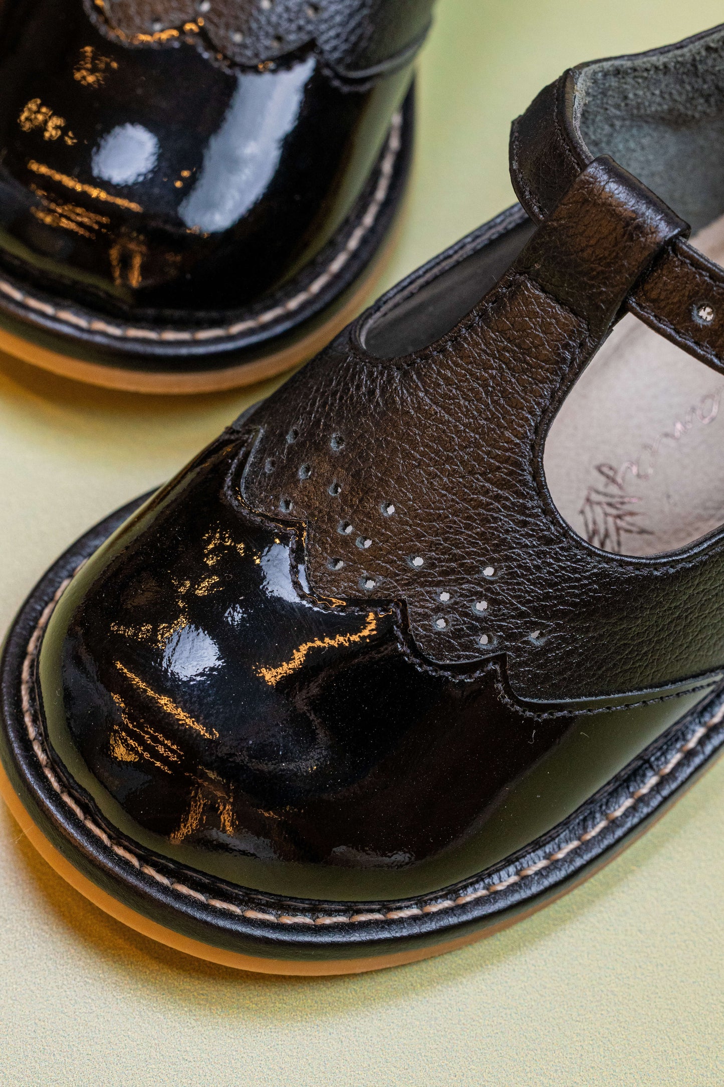 Sapato Infantil Ananás Clovis Couro Preto com Verniz Preto