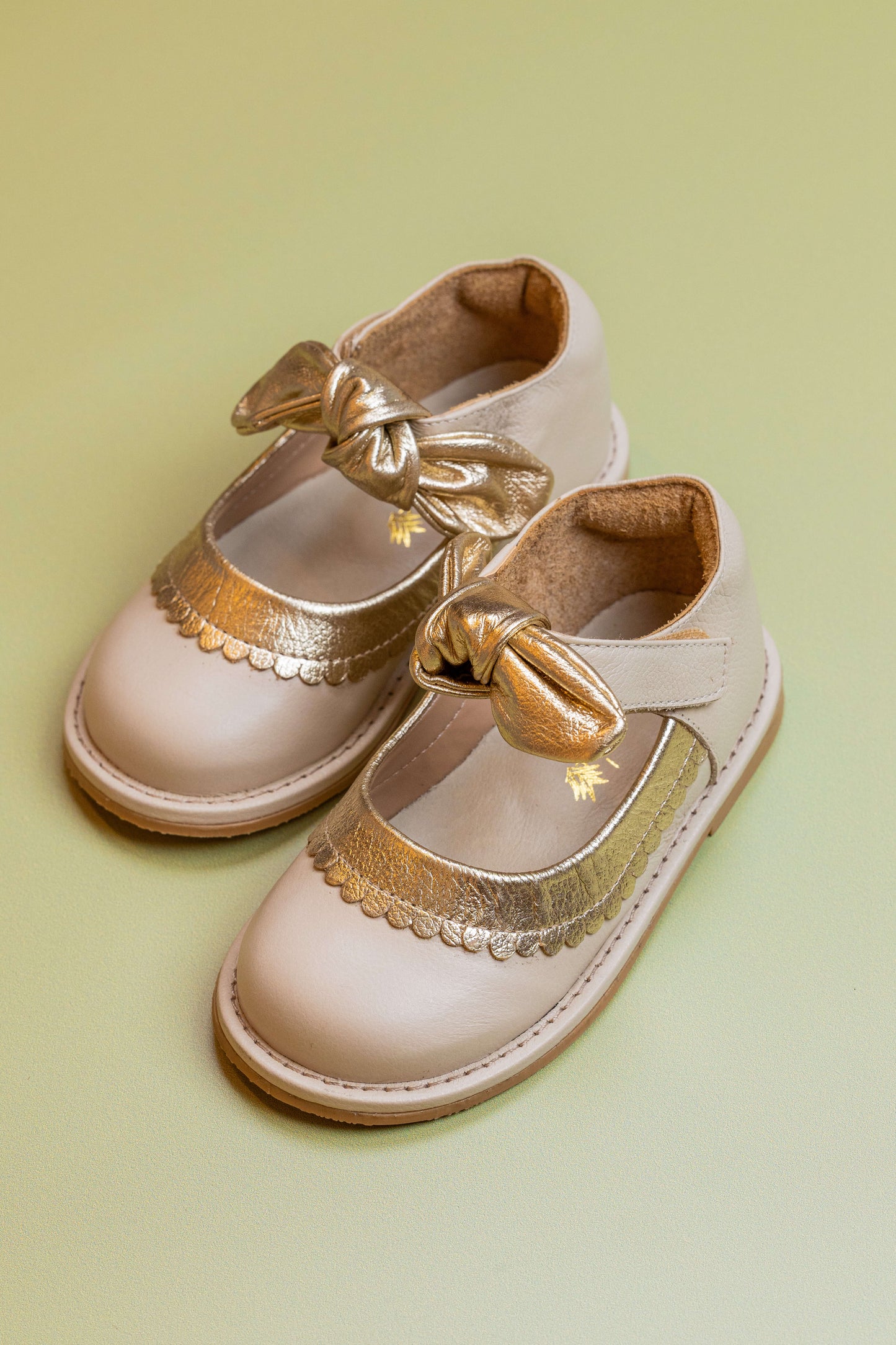 Sapato Infantil Ananás Violet Couro Marfim com Ouro
