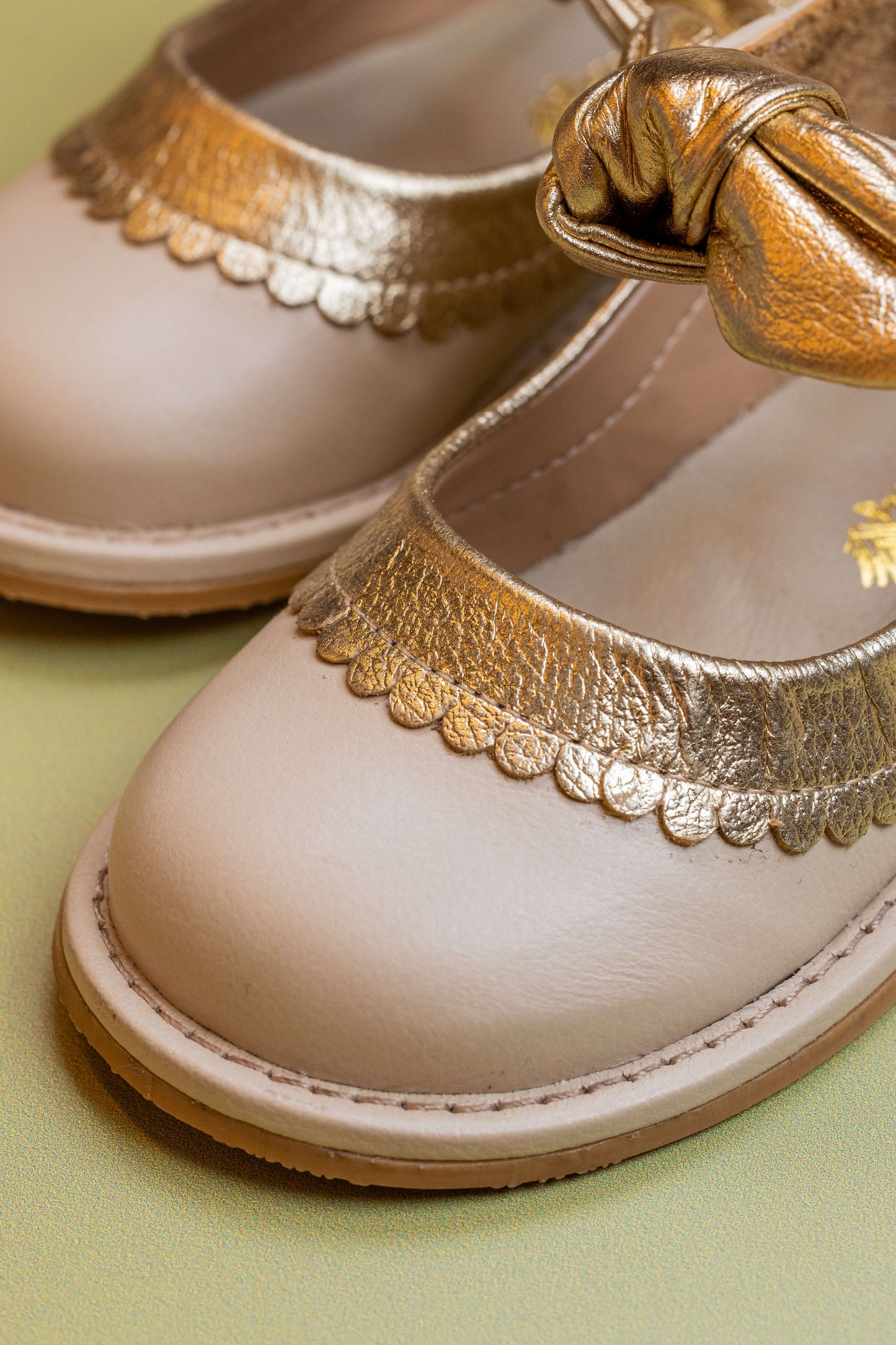 Sapato Infantil Ananás Violet Couro Marfim com Ouro