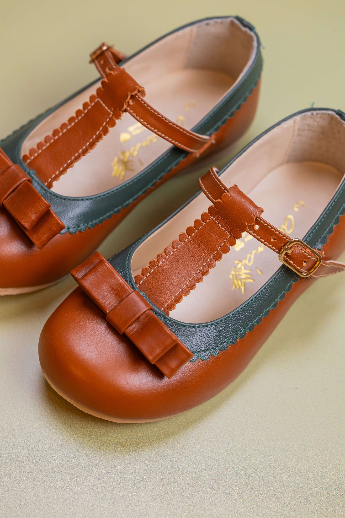 Sapato Infantil Ananás Amelia Couro Caramelo com Verde