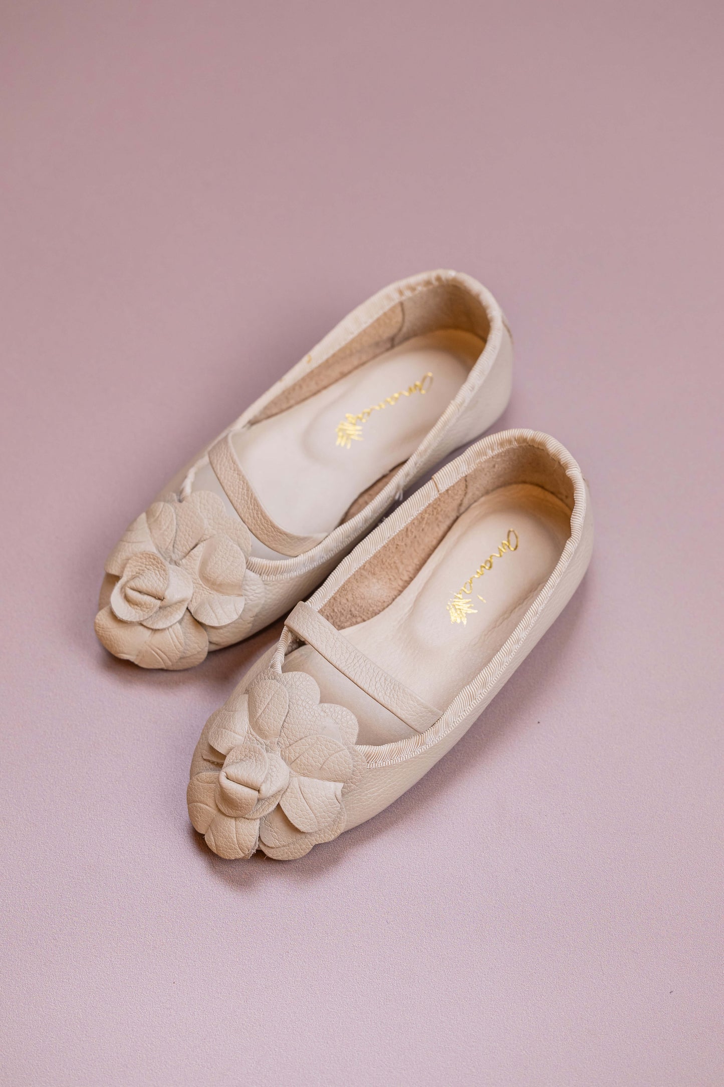 Sapatilha Infantil Ananás Bailarina Anna com Camélia Couro Marfim